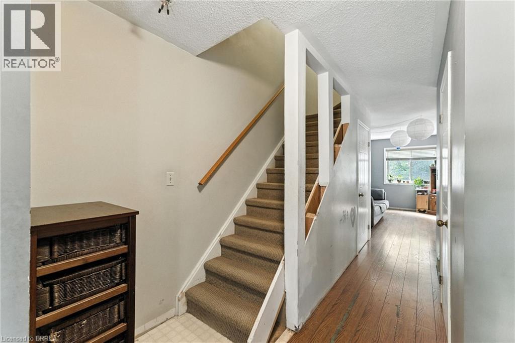 Photo 3 of 16 Graystone Court, Paris ON