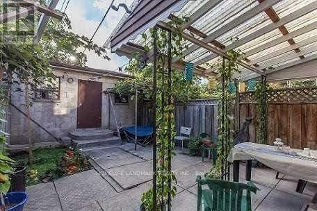 Photo 10 of 2nd 3rd 26 Lippincott Street, Toronto ON