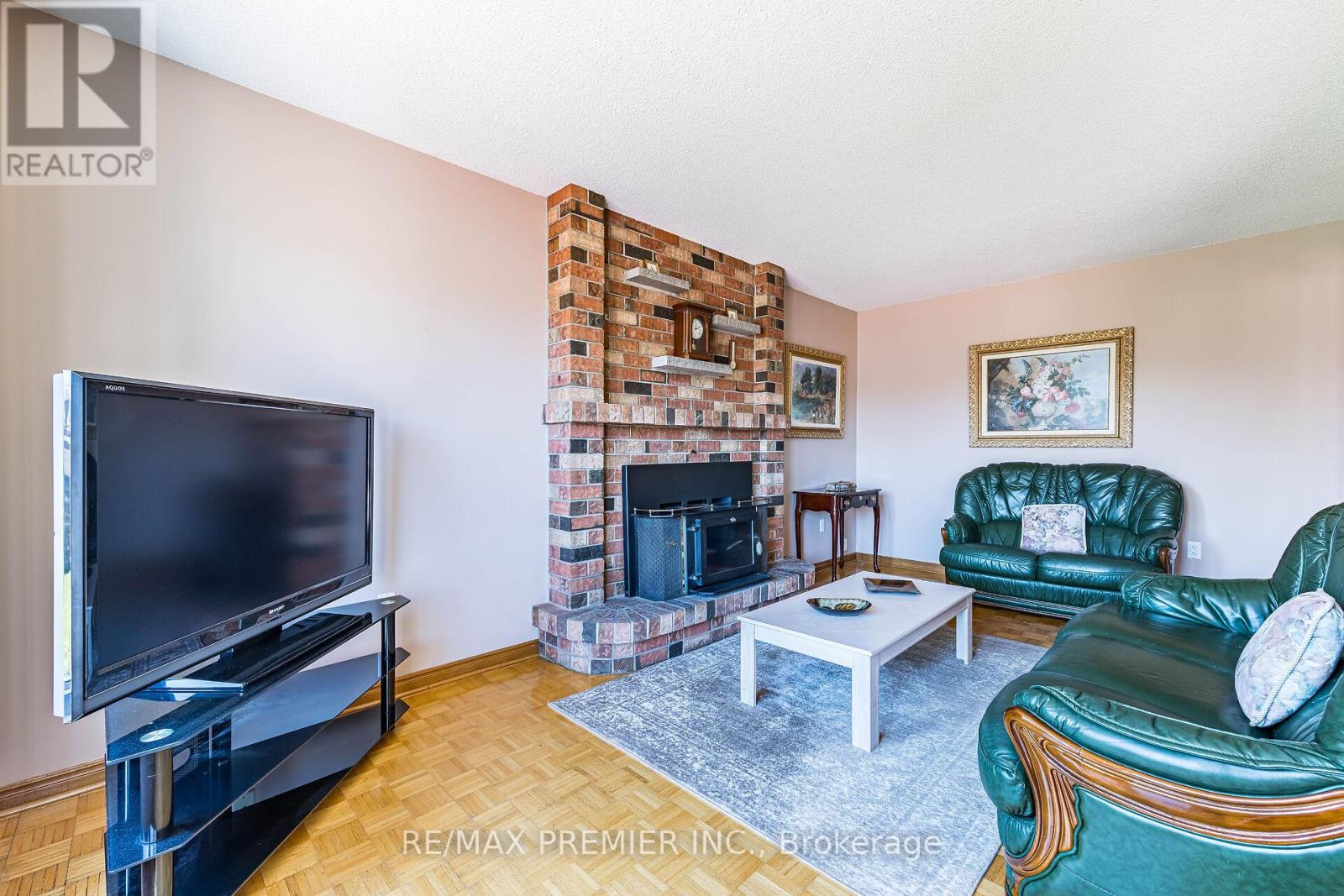 Photo 9 of 18 Mathewson Street, Vaughan ON