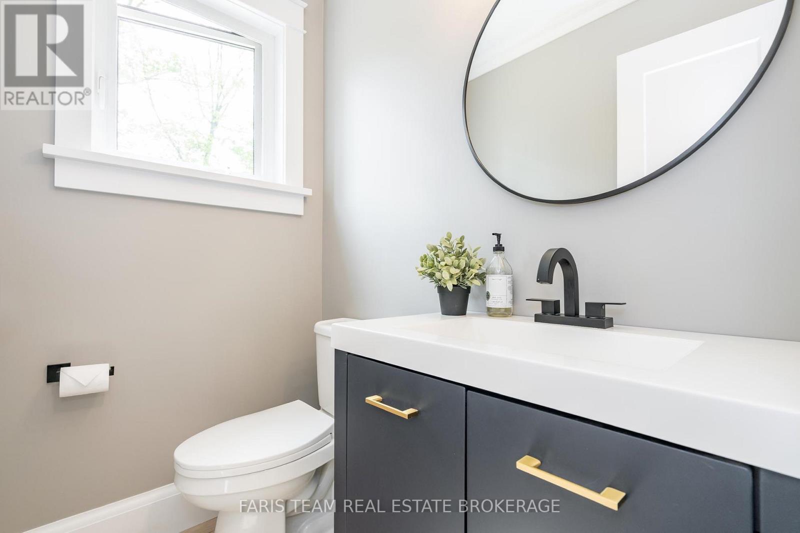 Photo 18 of 8 Malta Crescent, Springwater ON