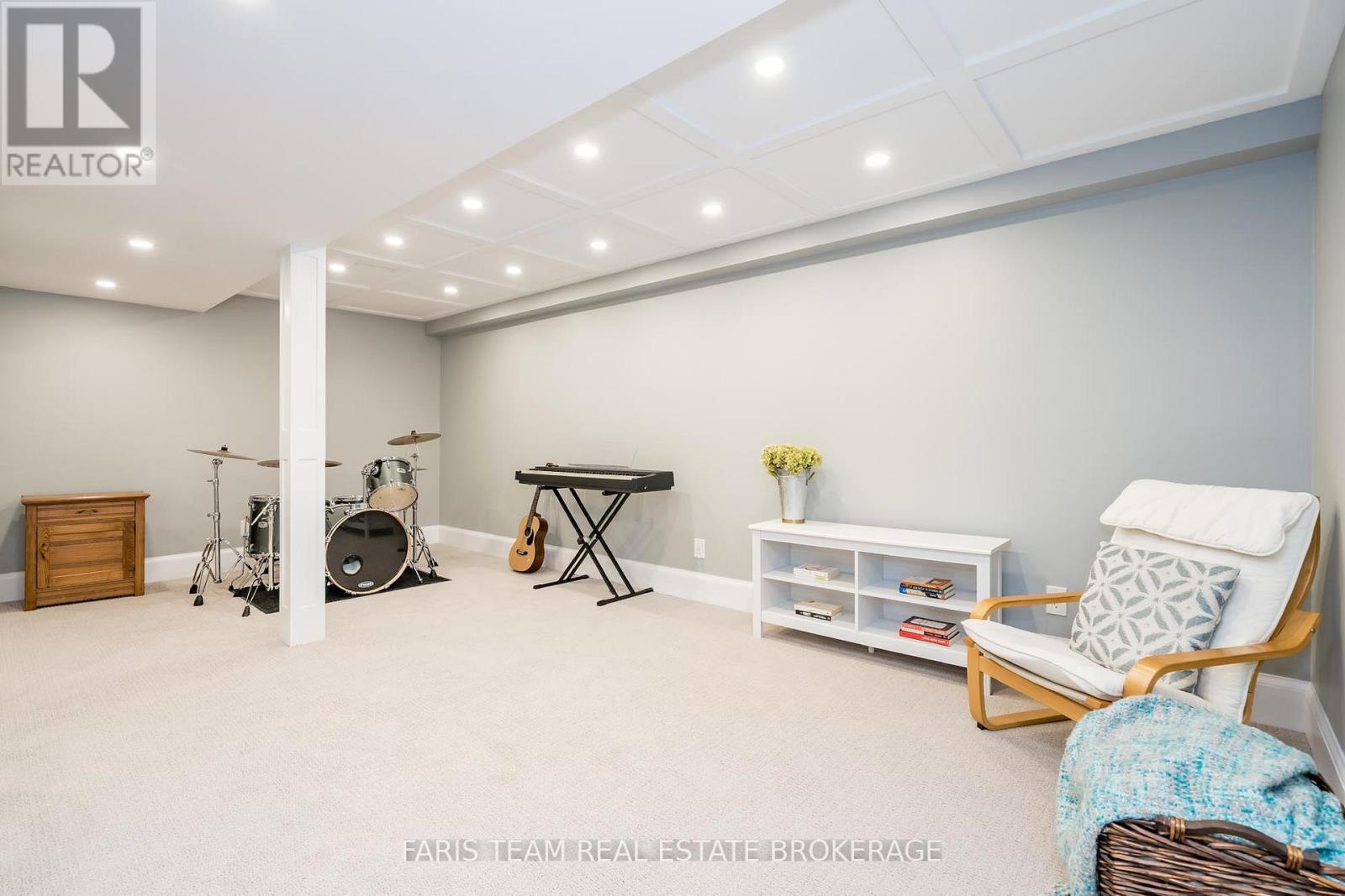Photo 30 of 8 Malta Crescent, Springwater ON