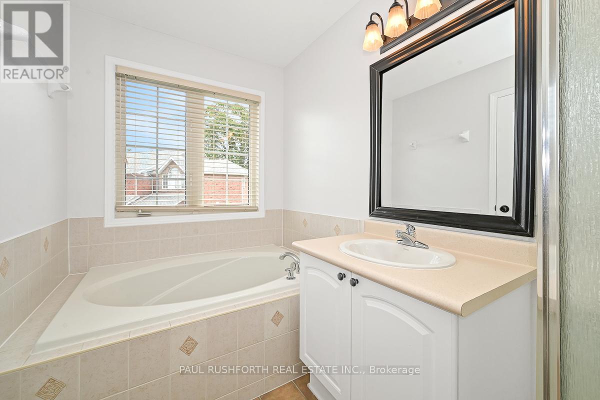 Photo 15 of 115 Tall Oak Private, Ottawa ON