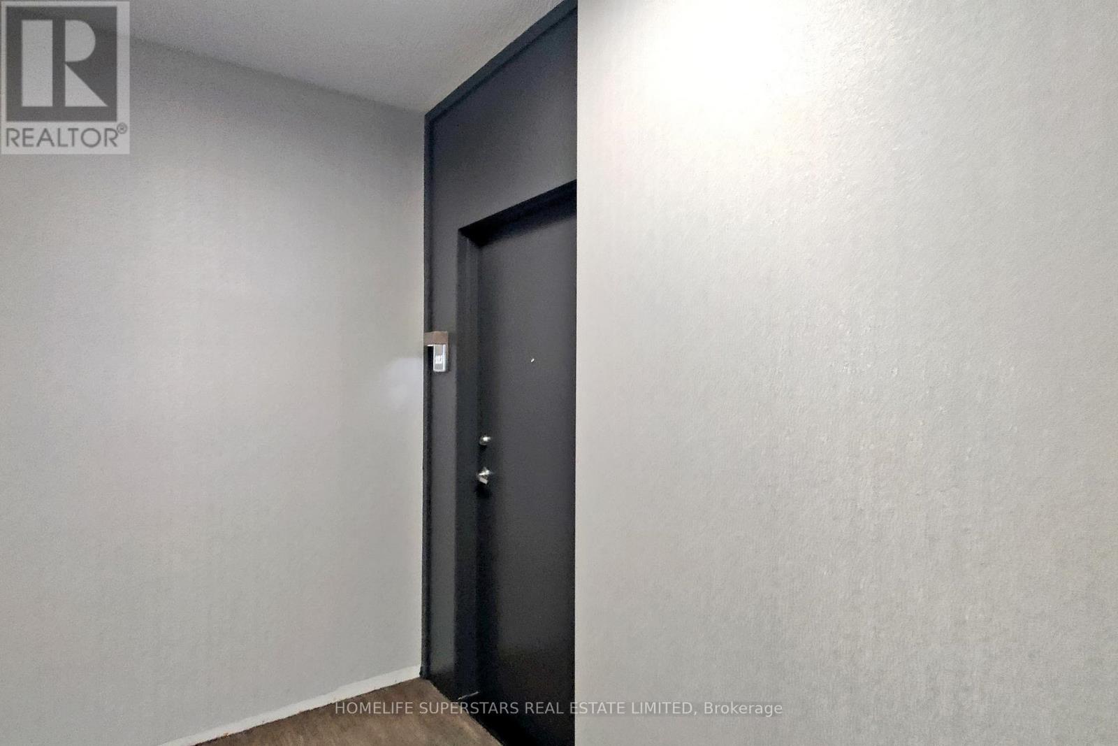 Photo 5 of 1013 223 Webb Drive, Mississauga ON