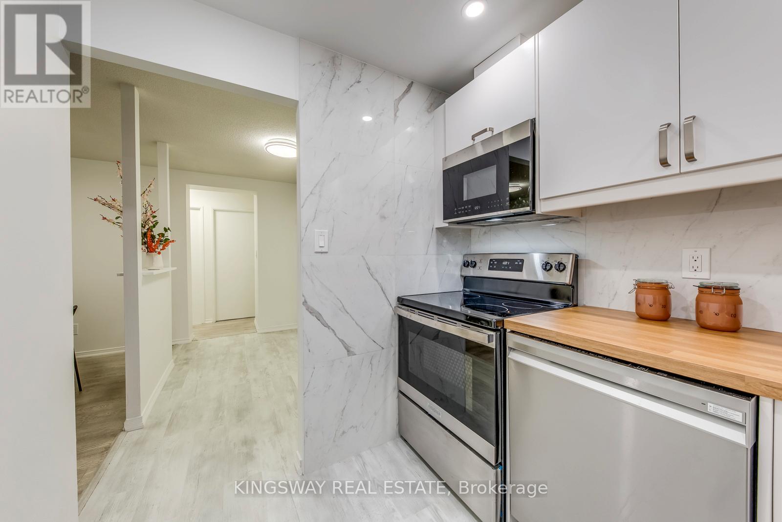 Photo 11 of 110 145 Hillcrest Avenue, Mississauga ON