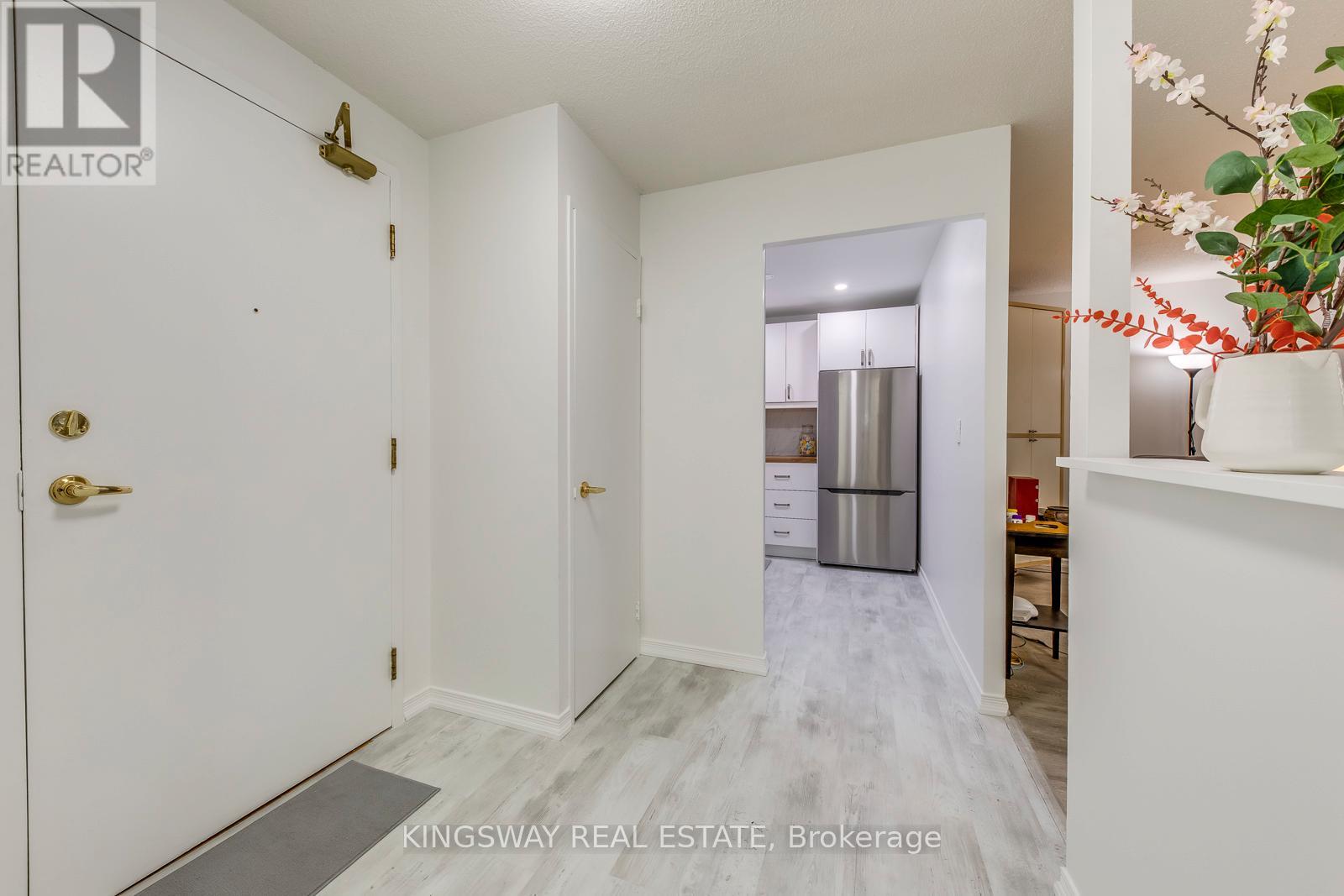 Photo 5 of 110 145 Hillcrest Avenue, Mississauga ON
