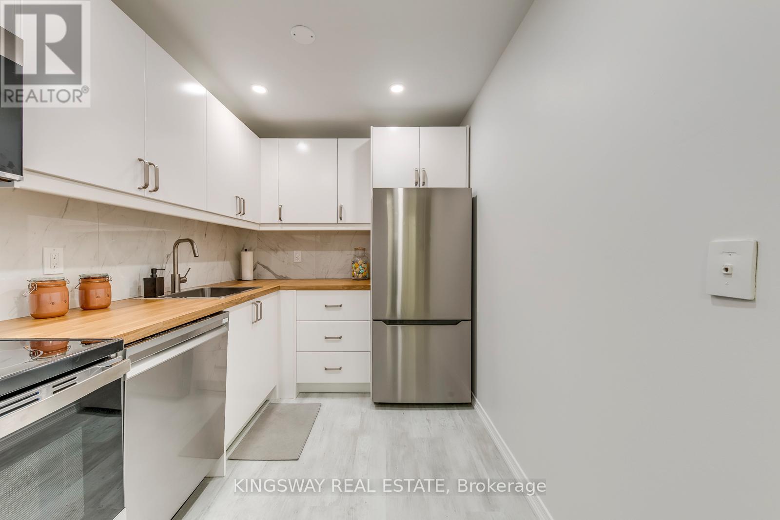 Photo 7 of 110 145 Hillcrest Avenue, Mississauga ON