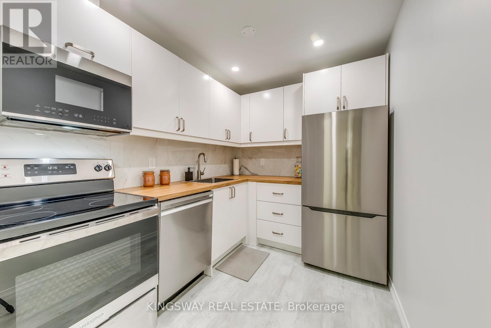 Photo 8 of 110 145 Hillcrest Avenue, Mississauga ON