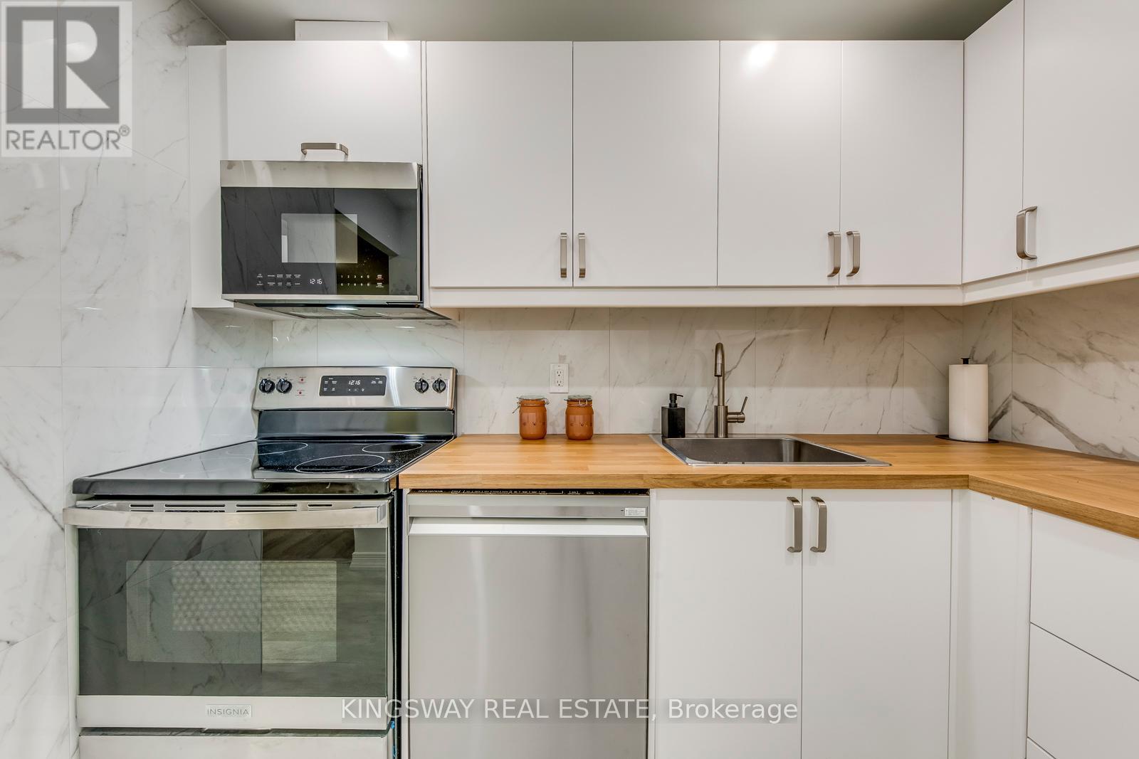 Photo 9 of 110 145 Hillcrest Avenue, Mississauga ON