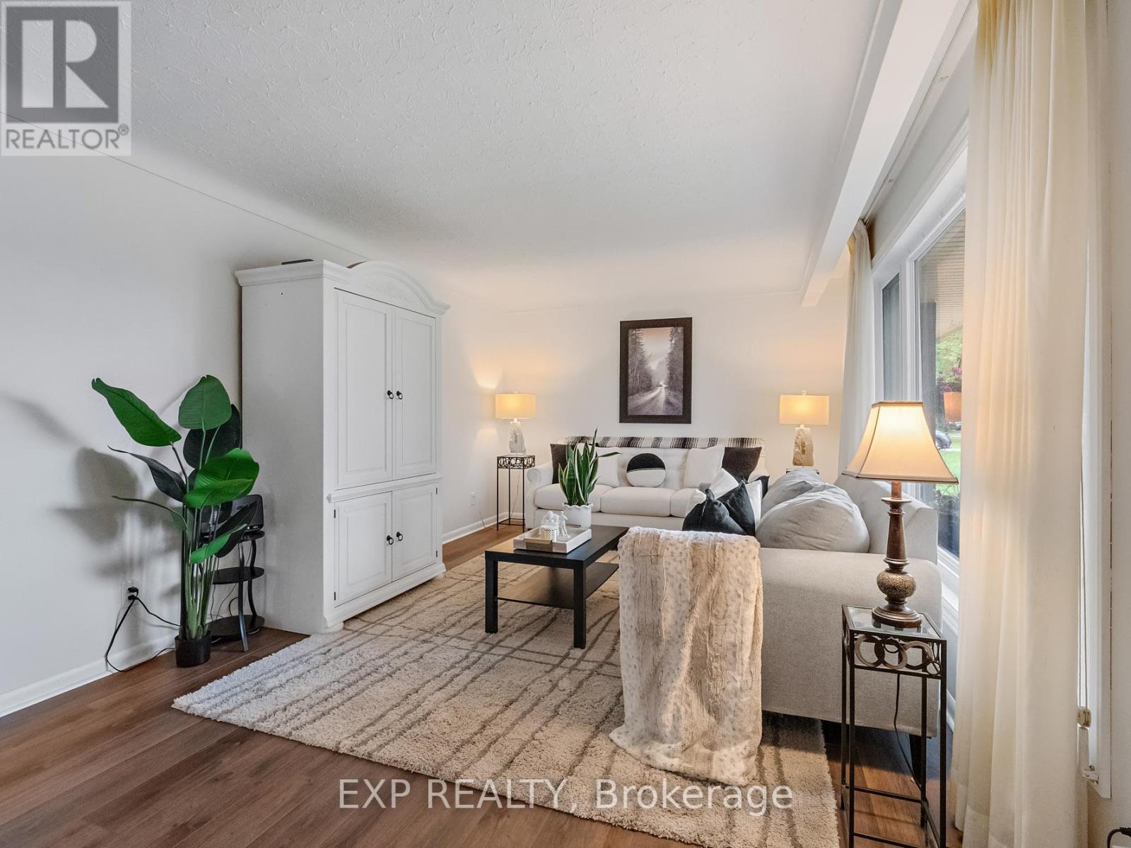 Photo 6 of 6711 Mcmicking Street, Niagara Falls ON
