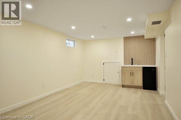Photo 24 of 30 Grenadier Road, Cambridge ON