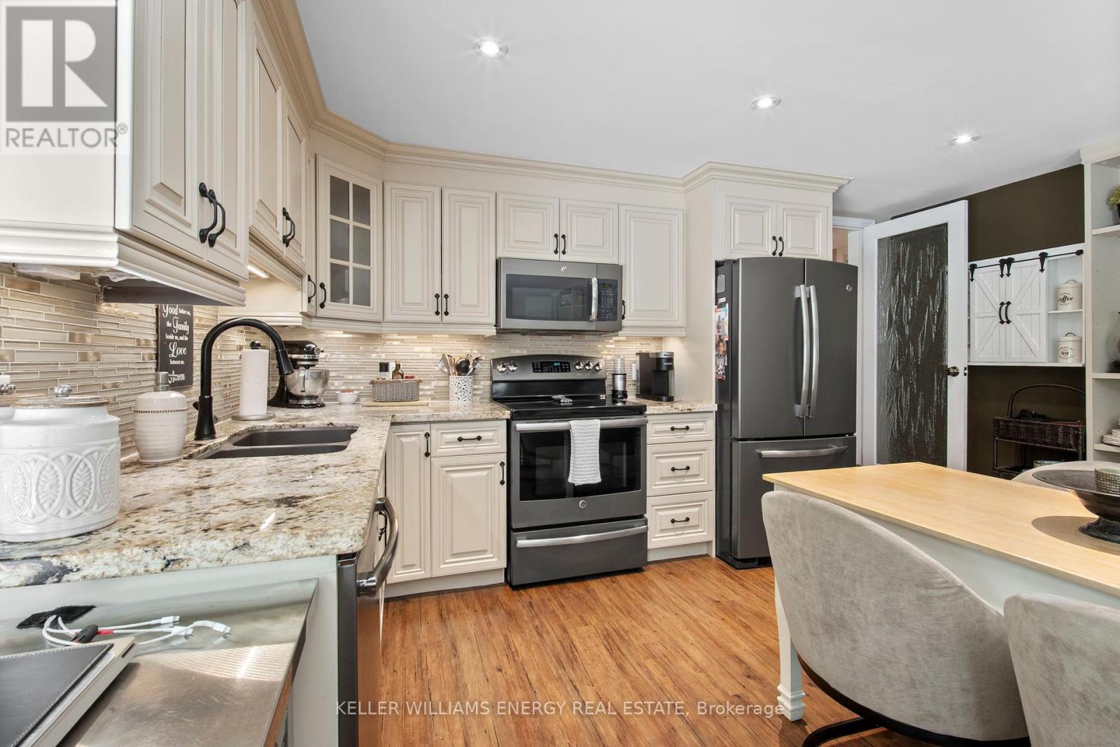 Photo 11 of 833 Glenmanor Drive, Oshawa ON
