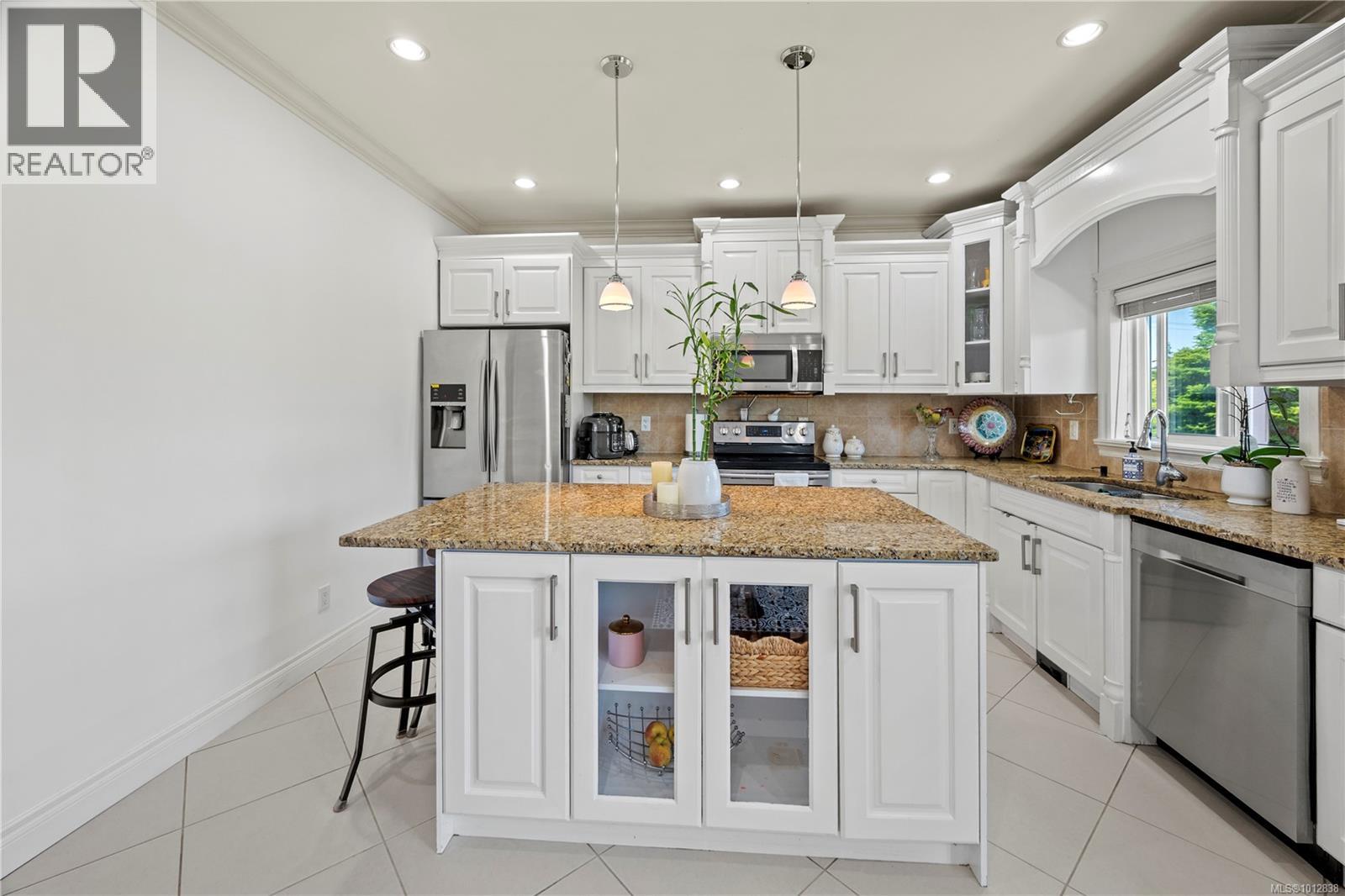 Photo 8 of 3708 Tillicum Rd, Saanich BC