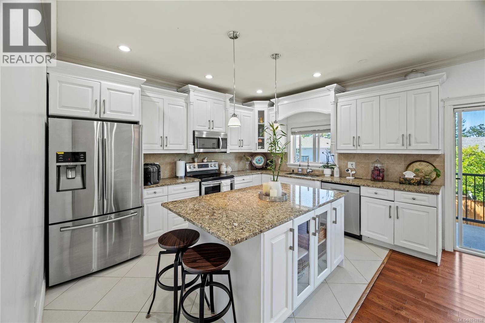 Photo 9 of 3708 Tillicum Rd, Saanich BC