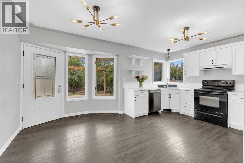 Photo 9 of 74 Perry Drive, Sylvan Lake AB
