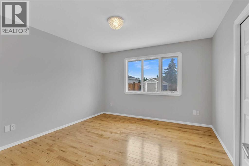 Photo 10 of 74 Perry Drive, Sylvan Lake AB