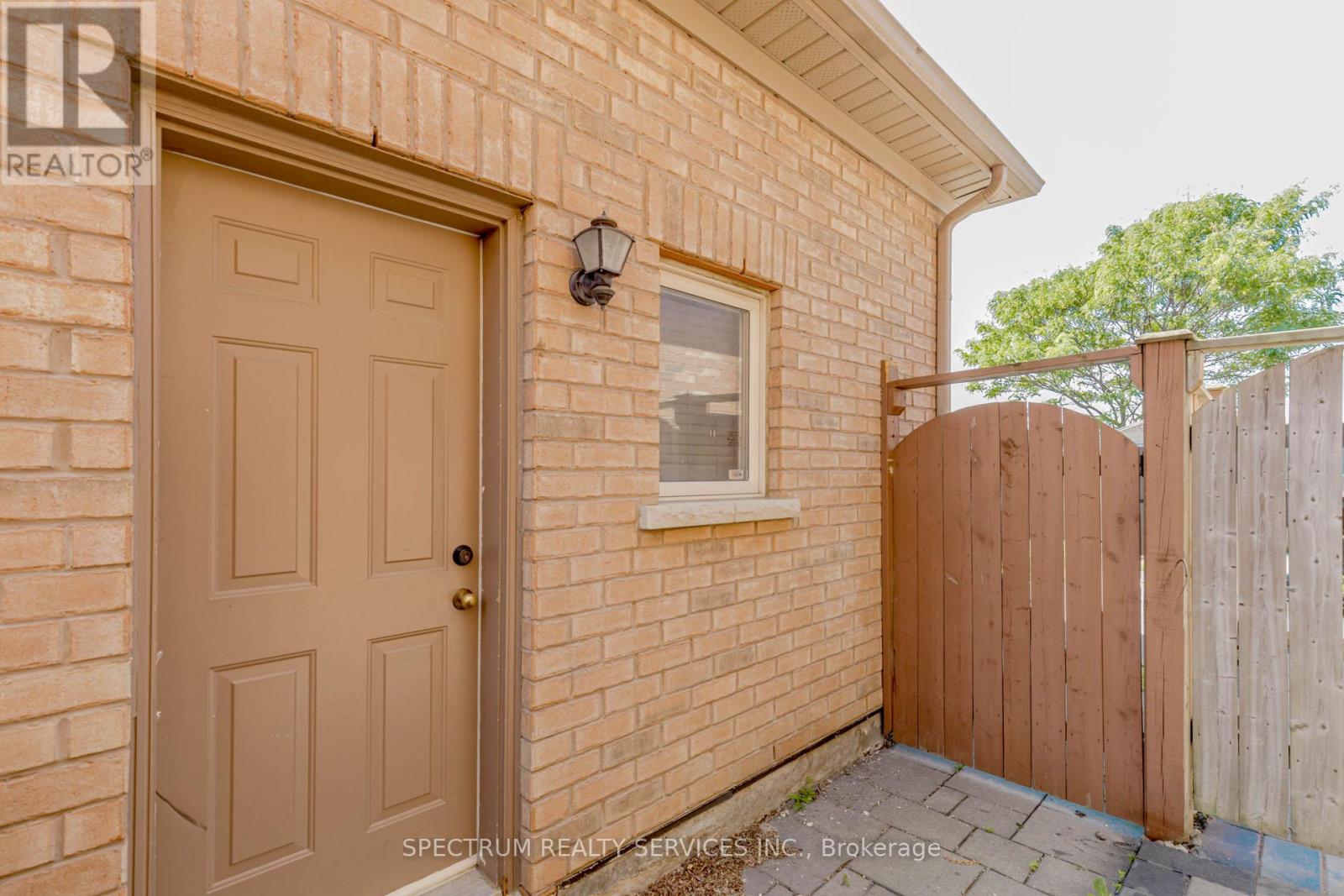 Photo 35 of 22 Ungava Bay Road, Brampton ON