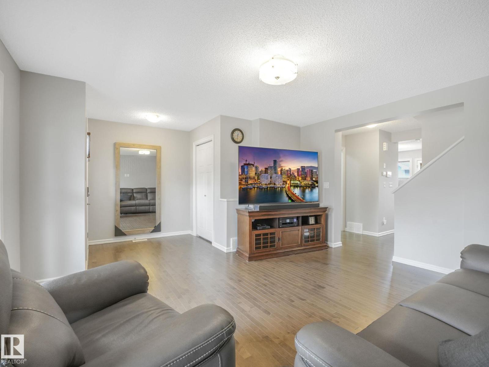 Photo 8 of 821 36 A Av Nw, Edmonton AB