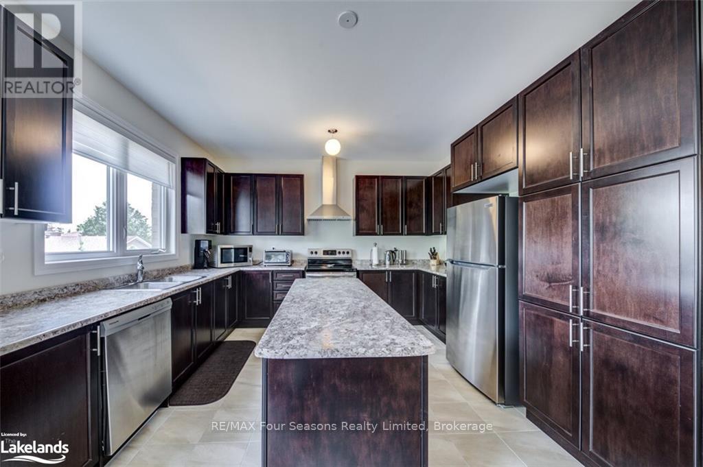 Photo 10 of 45 Mclean Avenue, Collingwood ON