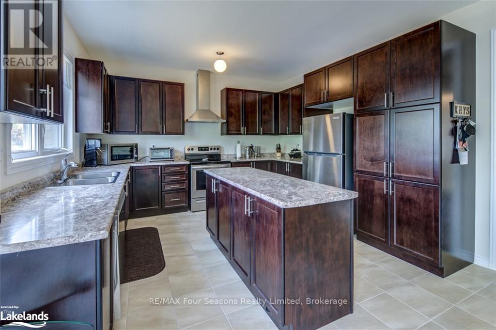 Photo 11 of 45 Mclean Avenue, Collingwood ON