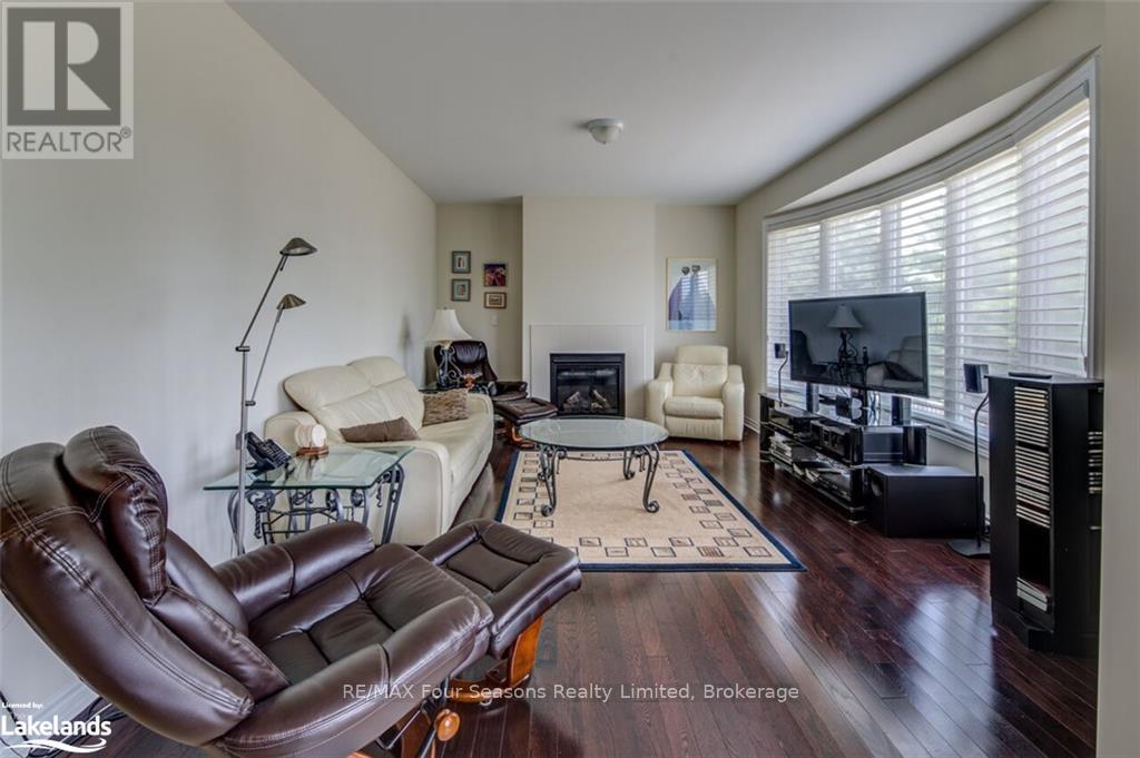 Photo 15 of 45 Mclean Avenue, Collingwood ON