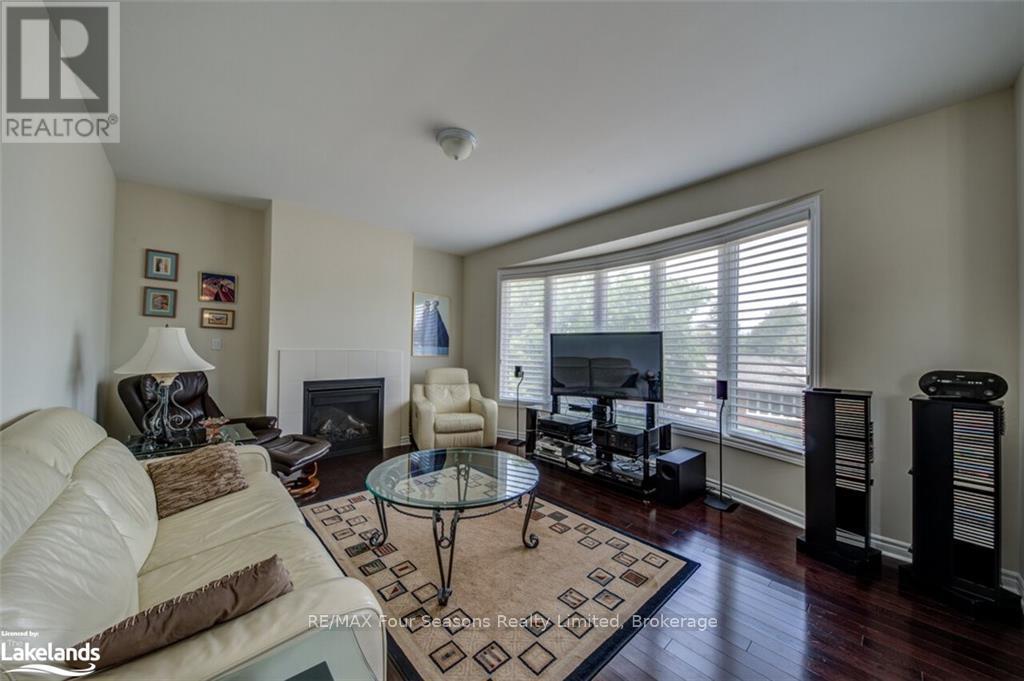 Photo 16 of 45 Mclean Avenue, Collingwood ON