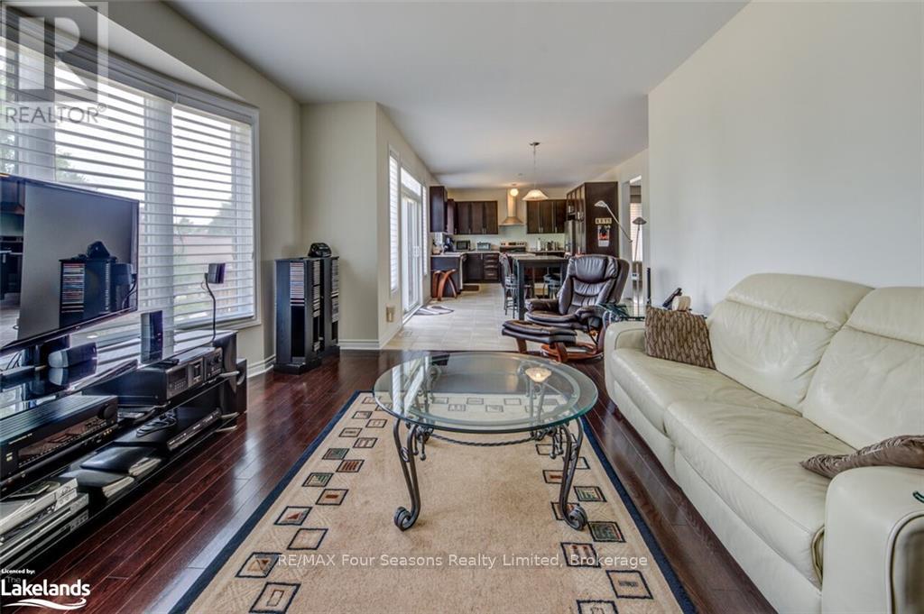 Photo 17 of 45 Mclean Avenue, Collingwood ON