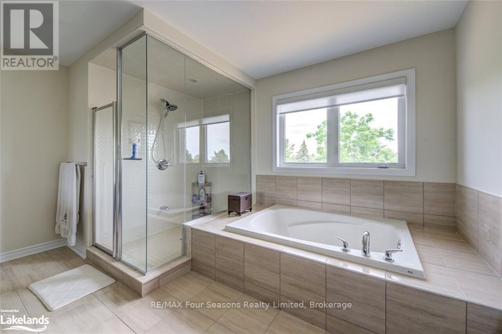 Photo 24 of 45 Mclean Avenue, Collingwood ON
