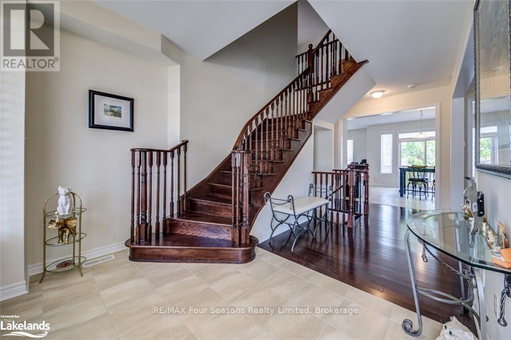 Photo 3 of 45 Mclean Avenue, Collingwood ON