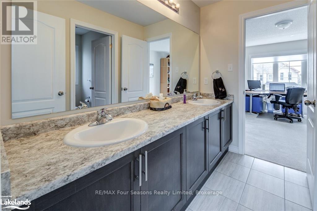 Photo 32 of 45 Mclean Avenue, Collingwood ON