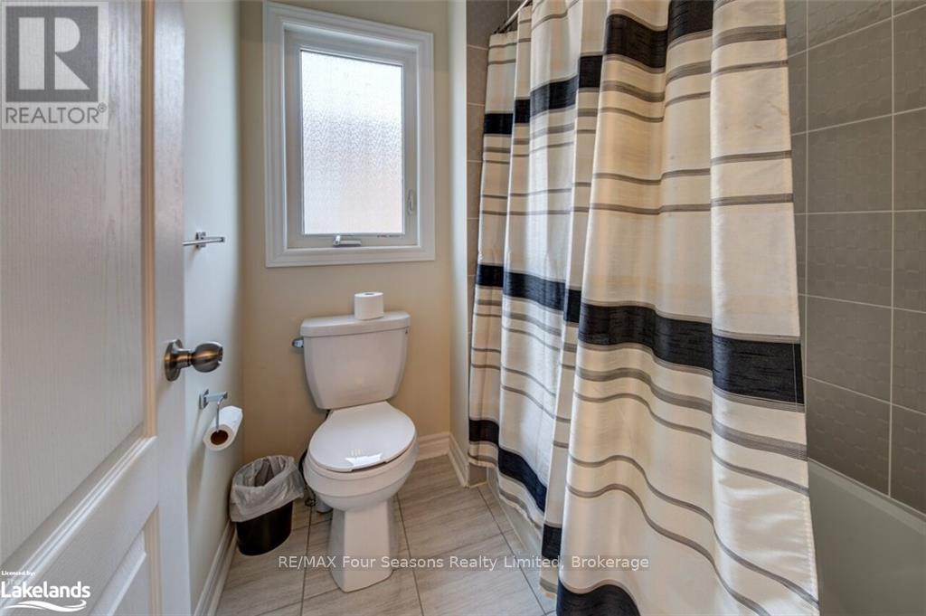 Photo 33 of 45 Mclean Avenue, Collingwood ON