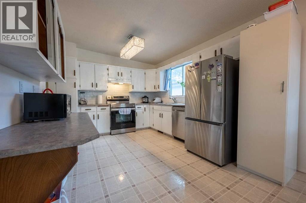 Photo 8 of 5843 66 Avenue Nw, Calgary AB