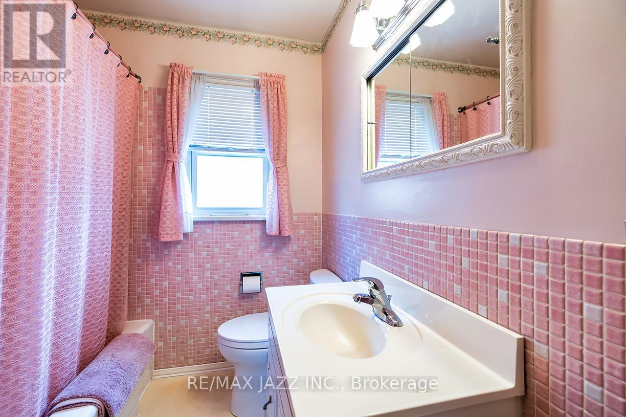 Photo 13 of 114 Fernhill Boulevard, Oshawa ON