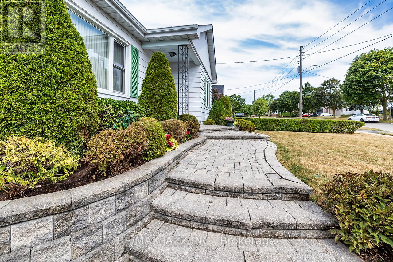 Photo 3 of 114 Fernhill Boulevard, Oshawa ON