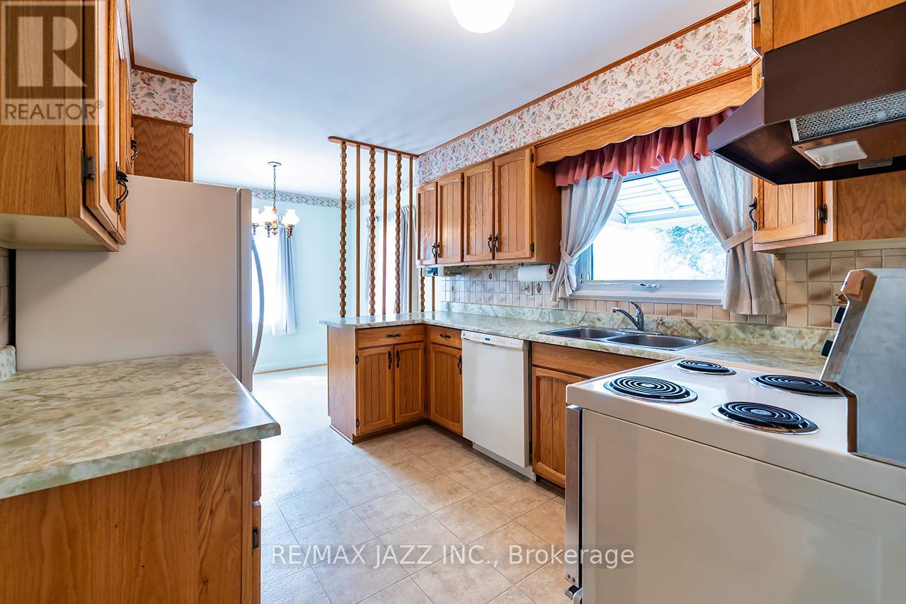 Photo 8 of 114 Fernhill Boulevard, Oshawa ON