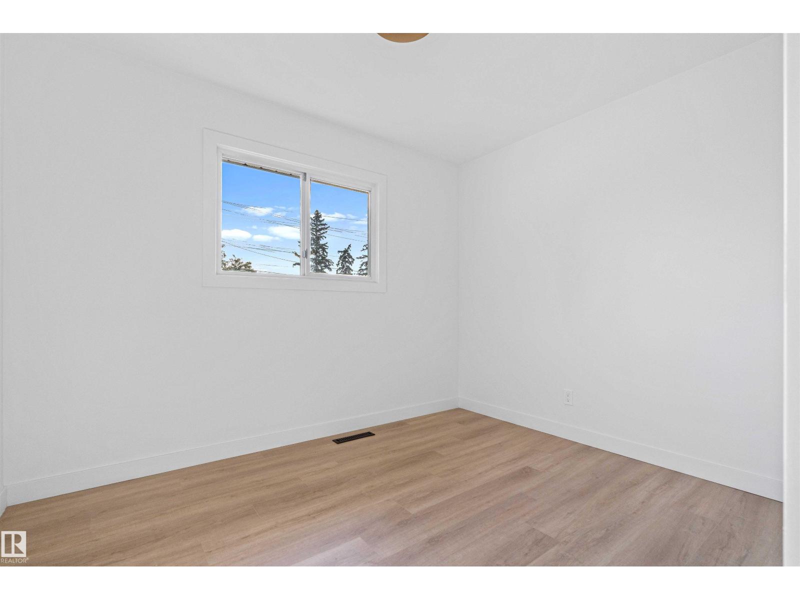 Photo 22 of 9619 52 St Nw, Edmonton AB