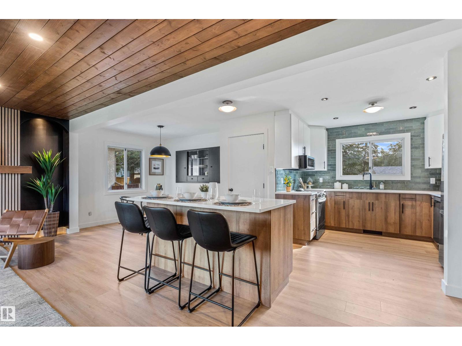 Photo 11 of 9619 52 St Nw, Edmonton AB