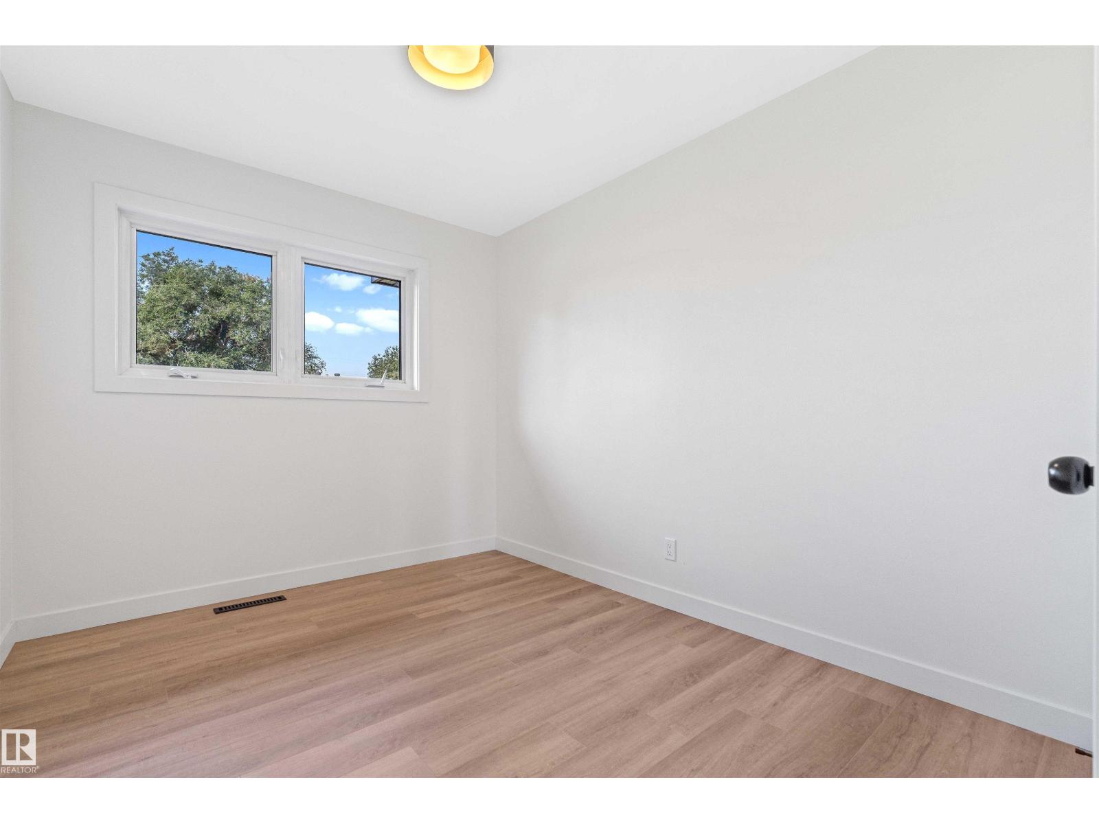 Photo 24 of 9619 52 St Nw, Edmonton AB