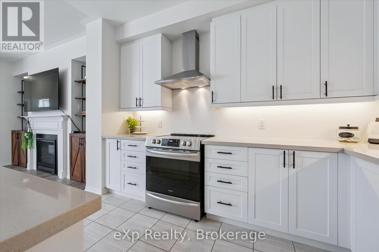 Photo 12 of 45 Elliot Avenue E, Centre Wellington ON