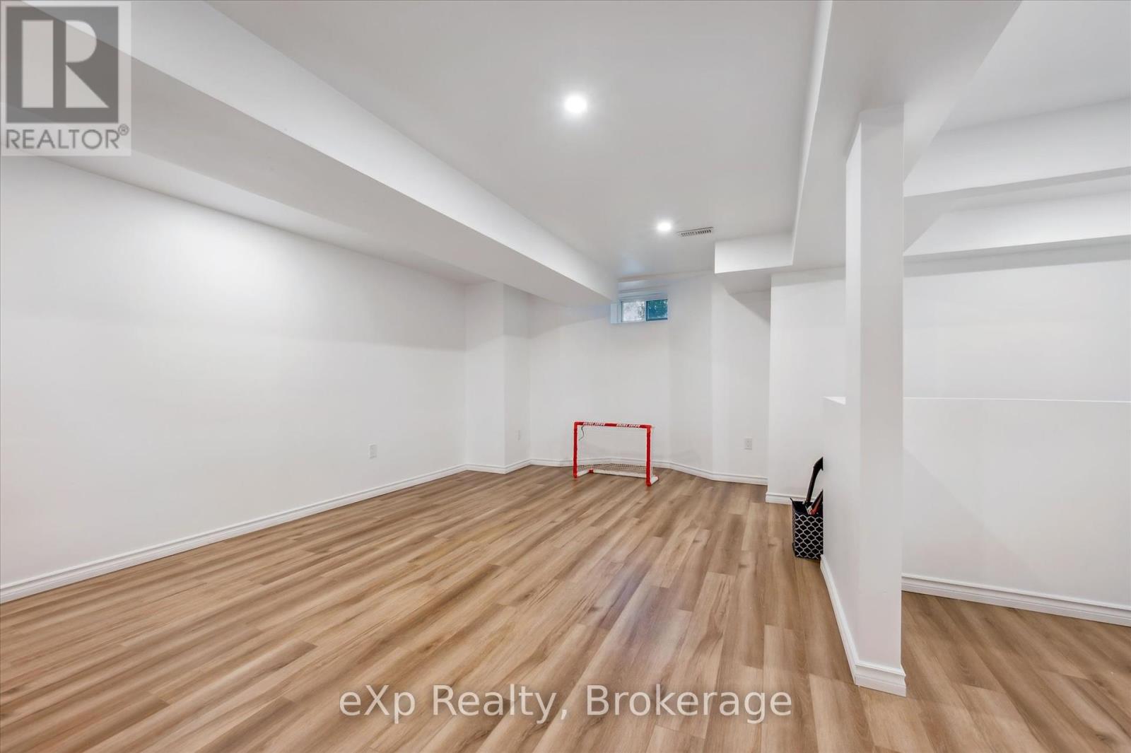Photo 33 of 45 Elliot Avenue E, Centre Wellington ON