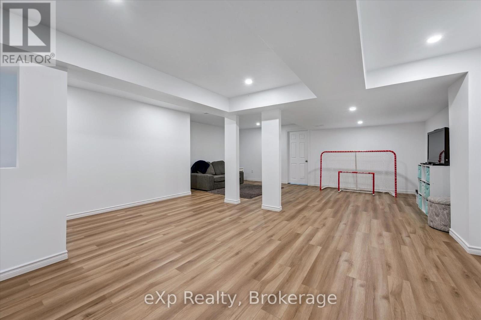 Photo 34 of 45 Elliot Avenue E, Centre Wellington ON