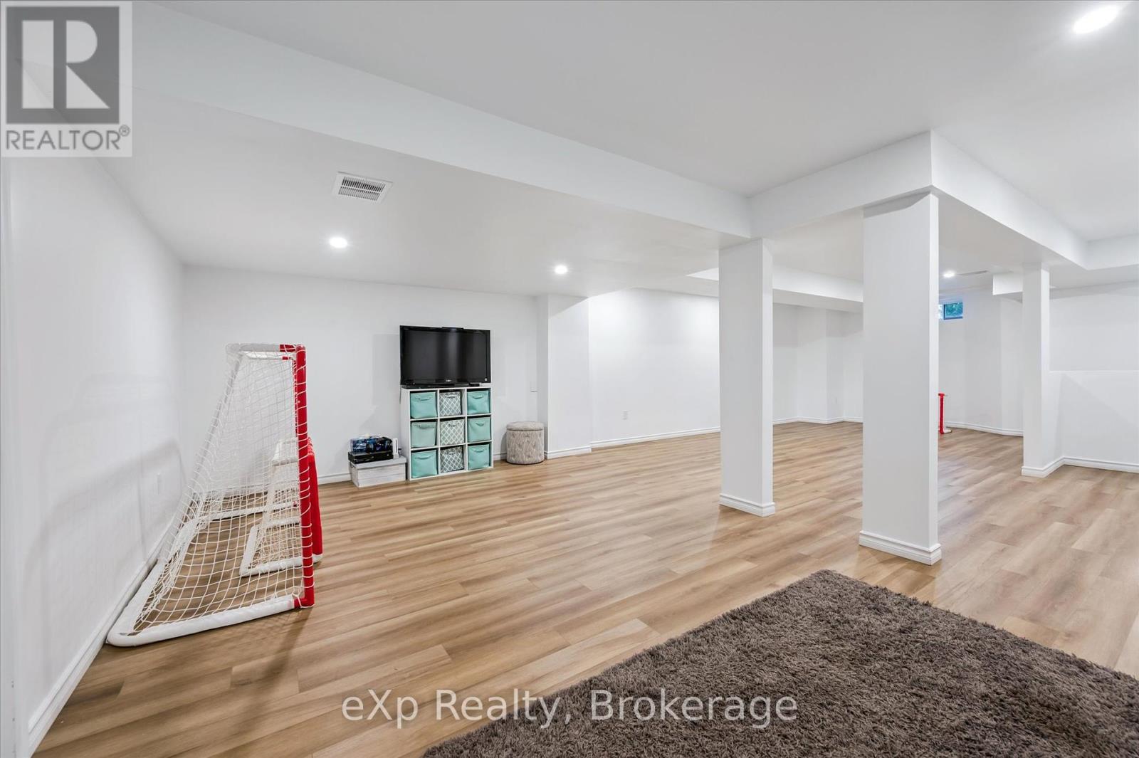 Photo 35 of 45 Elliot Avenue E, Centre Wellington ON