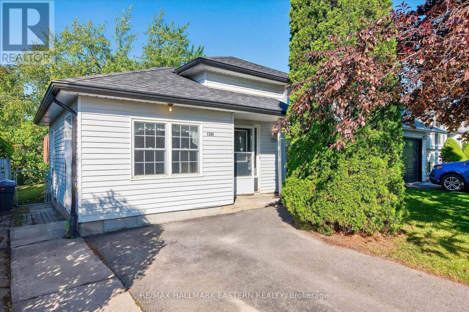Photo 3 of 1200 Huntington Circle, Peterborough West ON