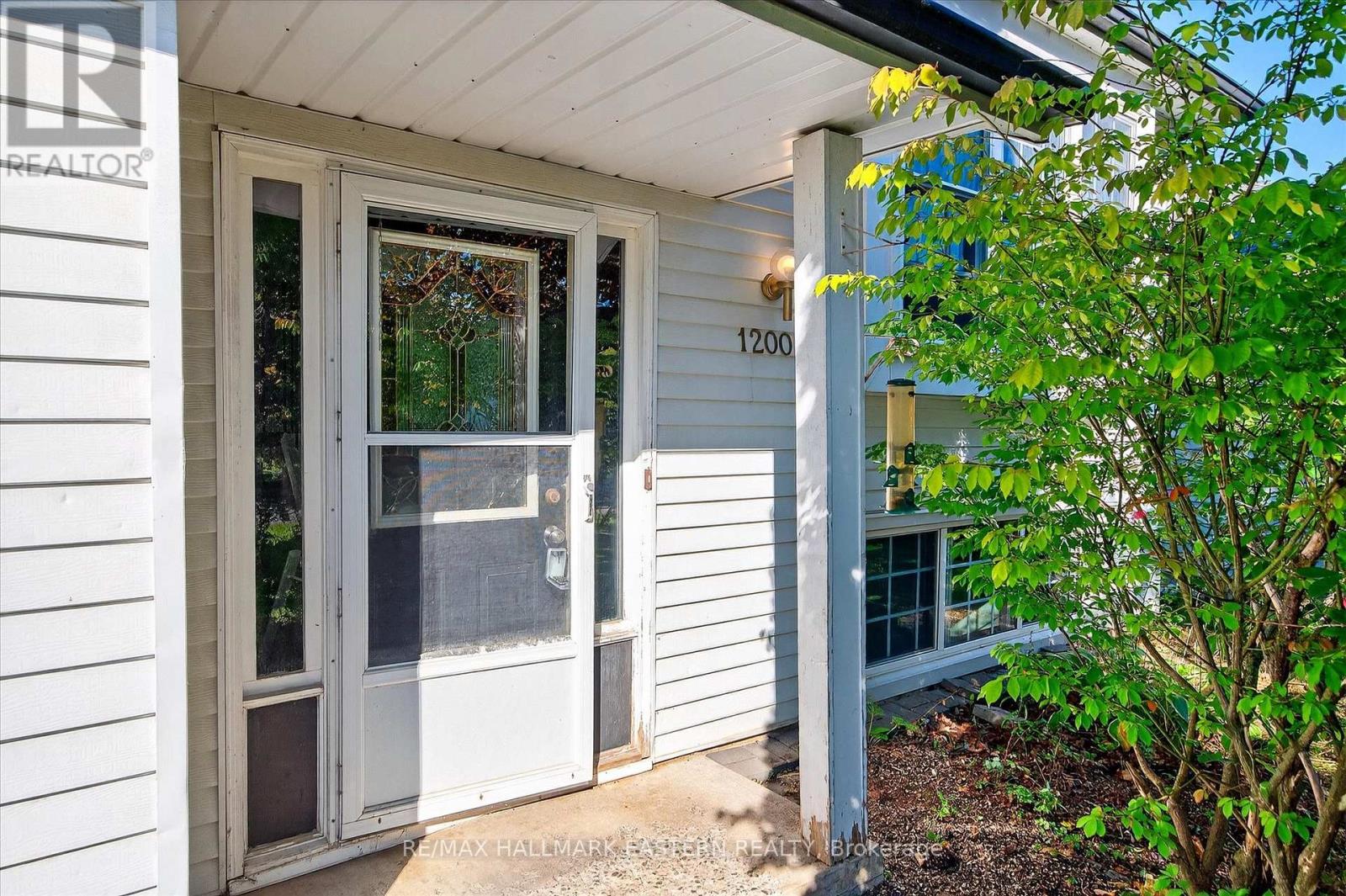Photo 4 of 1200 Huntington Circle, Peterborough West ON