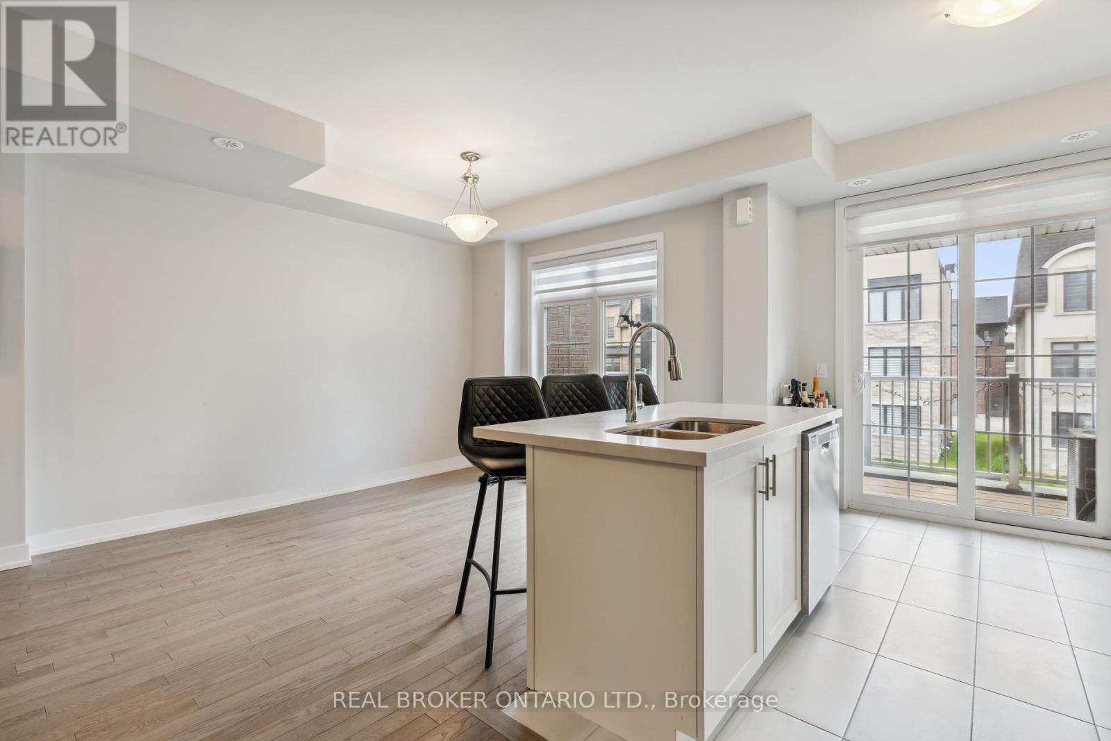 Photo 10 of 92 William Shearn Crescent, Markham ON
