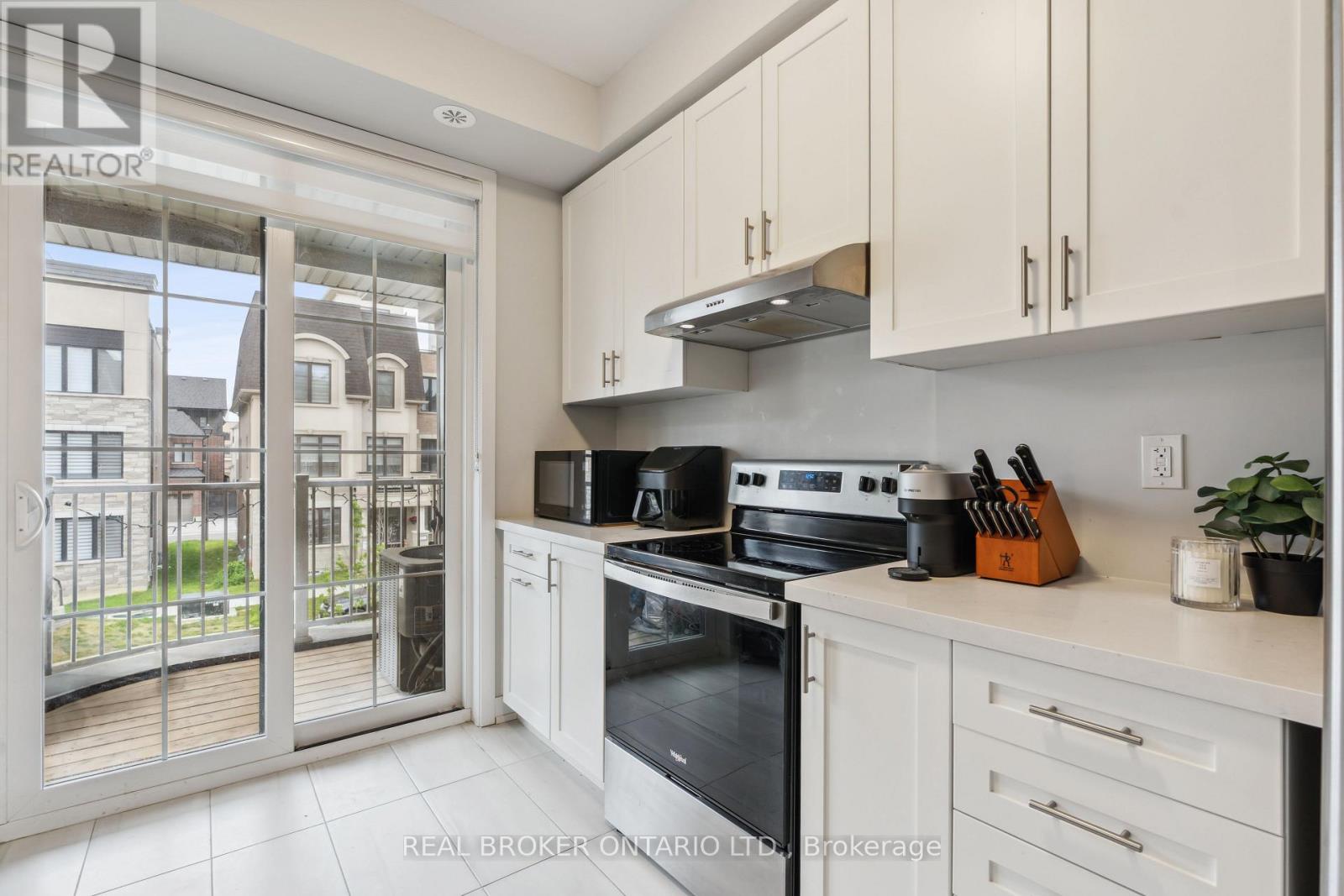 Photo 13 of 92 William Shearn Crescent, Markham ON