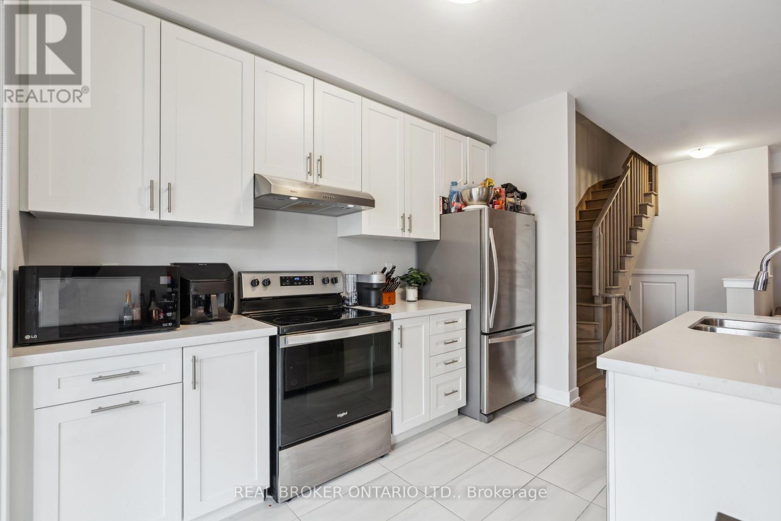 Photo 14 of 92 William Shearn Crescent, Markham ON