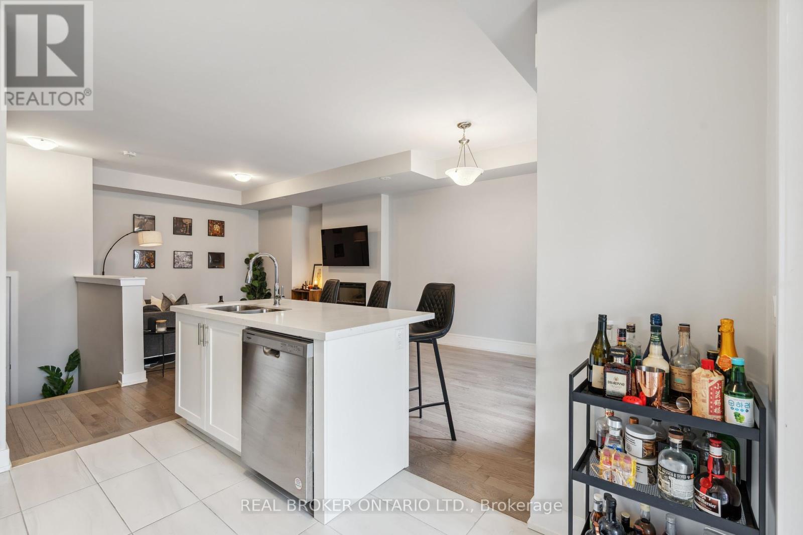 Photo 15 of 92 William Shearn Crescent, Markham ON