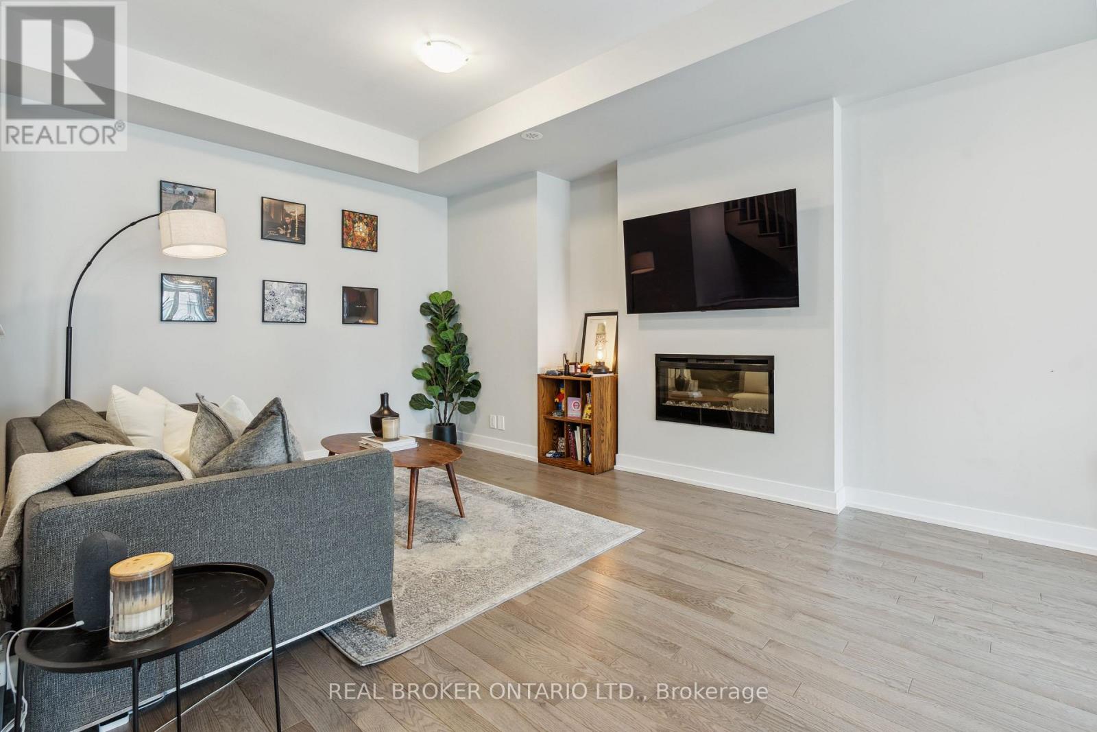 Photo 17 of 92 William Shearn Crescent, Markham ON