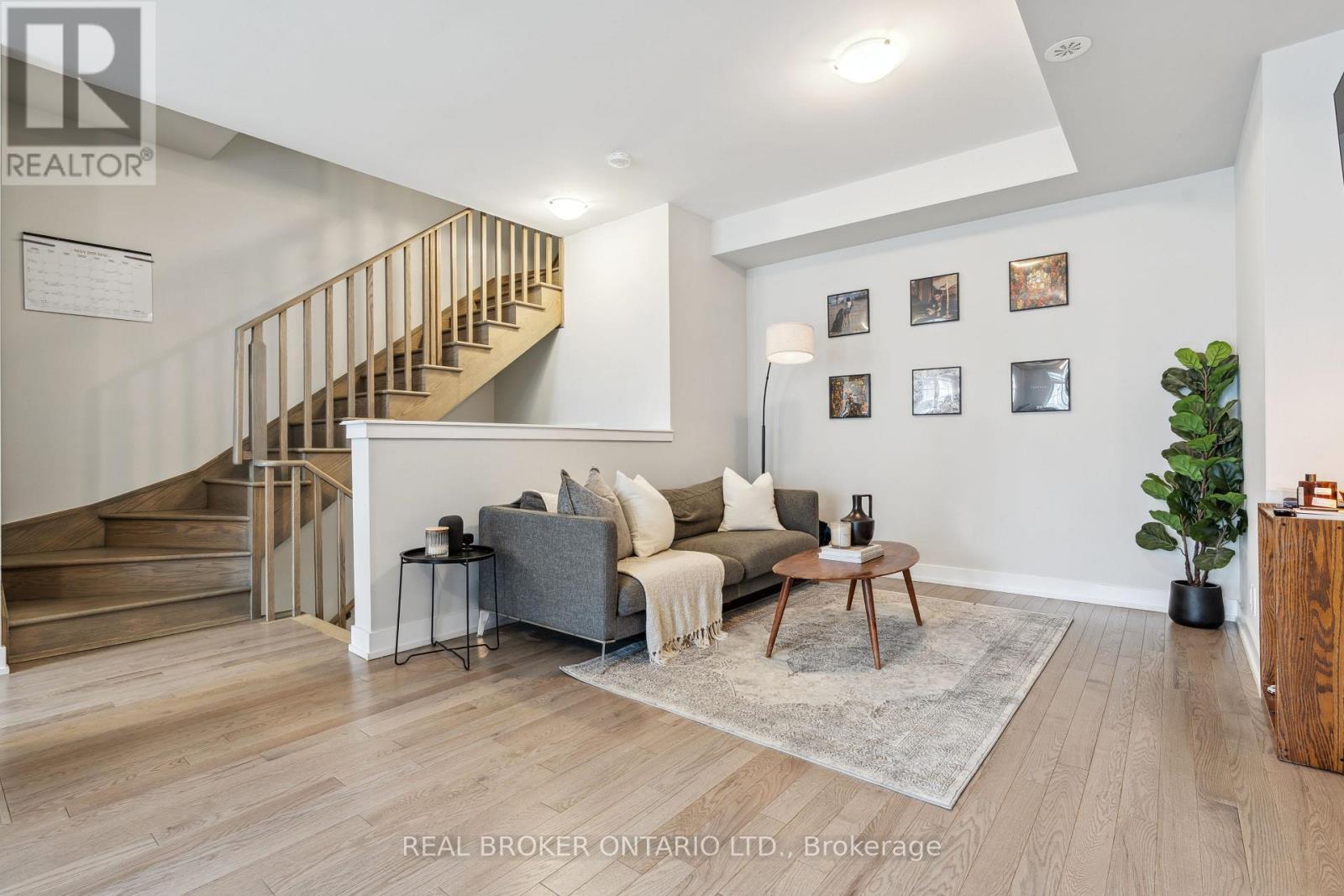 Photo 18 of 92 William Shearn Crescent, Markham ON