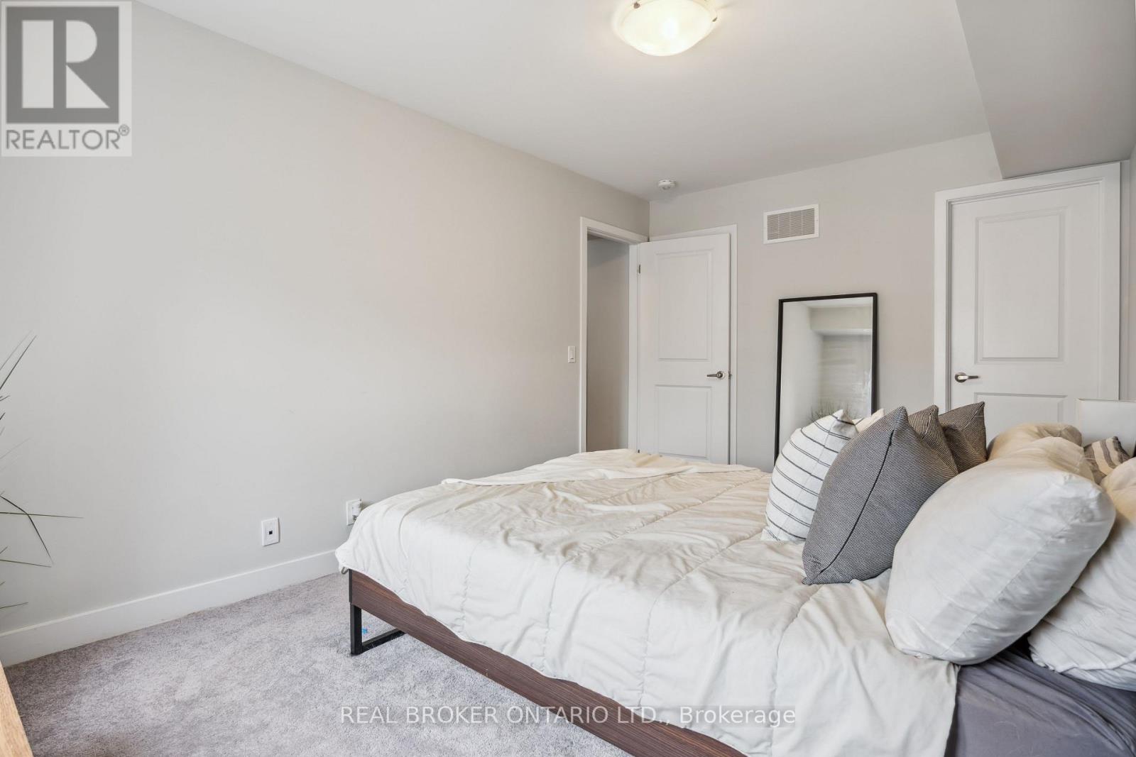 Photo 25 of 92 William Shearn Crescent, Markham ON